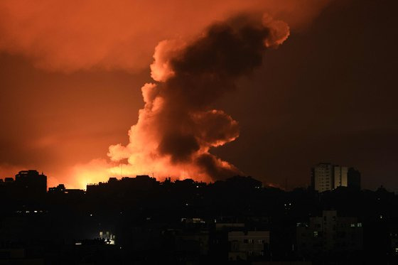 13일(현지시간) 이스라엘의 공습으로 인해 가자지구에서 불과 연기가 치솟고 있다. AFP=연합뉴스