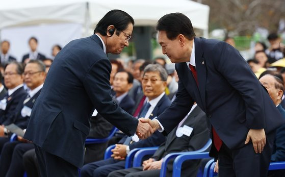 윤석열 대통령이 13일 전남 목포 공생원에서 열린 공생복지재단 설립 95주년 기념식에서 에토 세이시로 자민당 의원과 악수하고 있다. 대통령실사진기자단