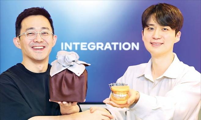 정희범(오른쪽)·송언의 인티그레이션 공동대표는 “동네의원을 살리는 게 의료의 질을 높이는 지름길”이라며 “치과·한의원의 디지털전환(DX)을 이끌겠다”고 말했다. /임대철 기자