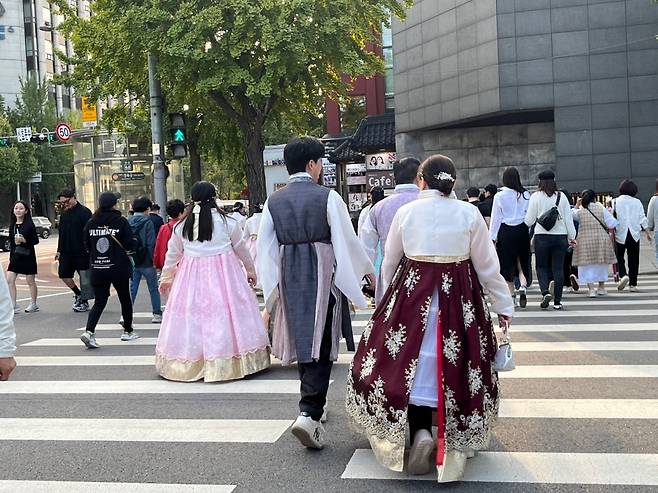 경복궁 인근 횡단보도에서 한복을 입은 외국인들이 길을 건너는 모습. /사진=유지희 인턴 기자