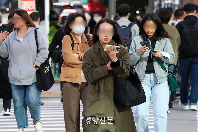 쌀쌀한 날씨를 보인 지난 6일 출근하는 시민들이 서울 세종로 일대를 지나고 있다. 이준헌 기자