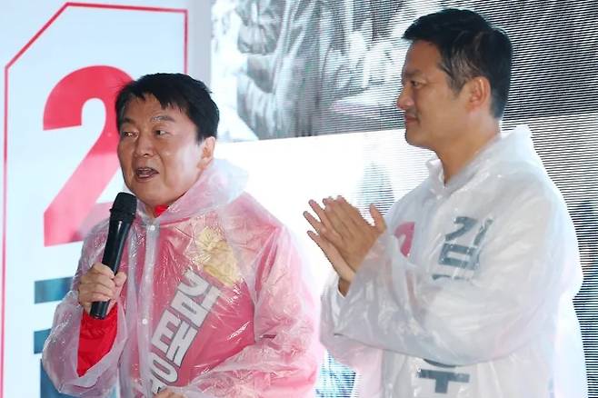 Lawmaker Ahn Cheol-soo, who was the senior advisor in the election campaign for People Power Party candidate Kim Tae-woo in the by-election for chief of Gangseo-gu in Seoul, makes a speech in support of the PPP candidate at Bangsin Market in Gangseo-gu on October 4. Yonhap News