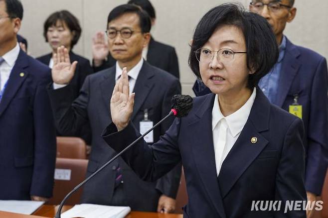 오유경 식품의약품안전처 처장이 13일 오전 서울 여의도 국회에서 열린 보건복지위원회의 식품의약품안전처·식품의약품안전평가원 등에 대한 국정감사에서 선서를 하고 있다.