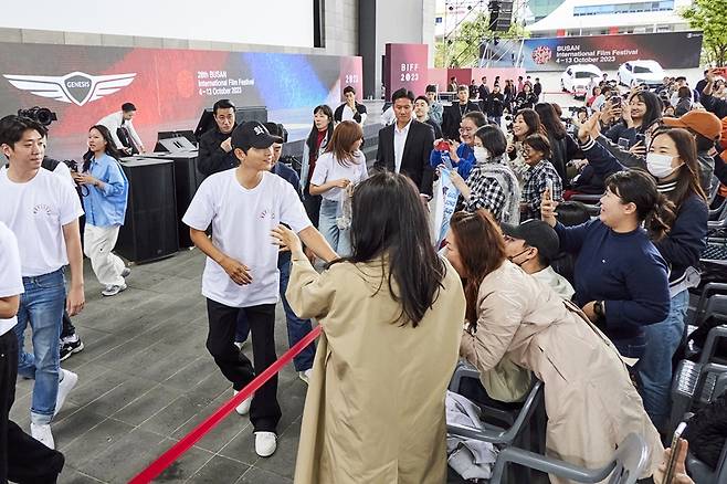 오픈토크가 끝난 뒤 무대 위에 내려가서 관객들과 소통하는 '화란' 주역들. 사진제공=부산국제영화제