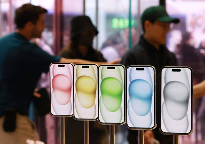 애플 아이폰 15 시리즈 및 애플 워치 국내 공식 출시일인 13일 서울 중구 명동 애플스토어에서 구매 예정 고객들이 매장에 차례대로 입장하고 있다. [사진 출처= 연합뉴스]