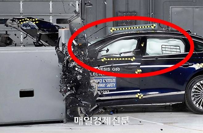 제네시스 G80 충돌테스트 장면 [사진출처=IIHS]