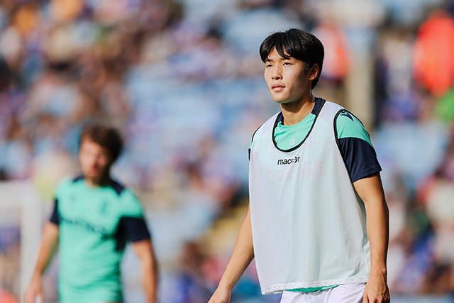 배준호가 2023-24 잉글랜드프로축구 챔피언십 11라운드 원정경기를 위해 몸을 풀고 있다. 사진=스토크 시티 공식 SNS