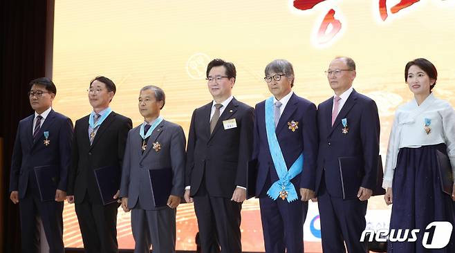 (서울=뉴스1) 신웅수 기자 = 정황근 농림축산식품부 장관(가운데)이 11일 오전 서울 서대문구 농협중앙회에서 열린 제27회 농업인의 날 기념식에서 금탑산업훈장을 받은 양승호 해평농장 대표 등과 기념 촬영을 하고 있다. 2022.11.11/뉴스1  Copyright (C) 뉴스1. All rights reserved. 무단 전재 및 재배포 금지.