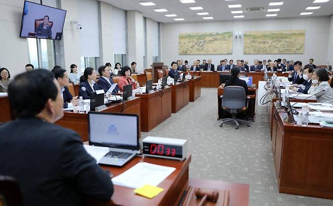 = 김철민 교육위원회 위원장이 13일 오후 서울 여의도 국회에서 열린 교육위원회 한국고전번역원 등에 대한 국정감사에서 서동용 더불어민주당 의원과 서병수 국민의힘 의원의 발언을 듣고 있다/사진=뉴시스