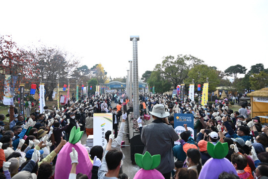 지난해 경기 여주시 천송동 신륵사 일원에서 열린 여주오곡나루 축제장에 길다란 군고구마 주변으로 관람객이 몰려있다. 여주시청 제공