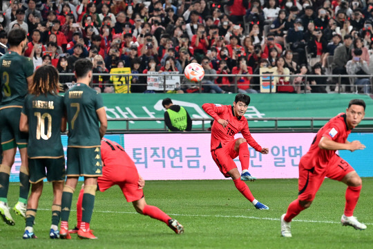 13일 서울 마포구 서울월드컵경기장에서 열린 ‘하나은행 초청 축구 국가대표팀 친선겅기’ 대한민국과 튀니지의 경기, 이강인이 프리킥을 성공시키고 있다. 백동현 기자