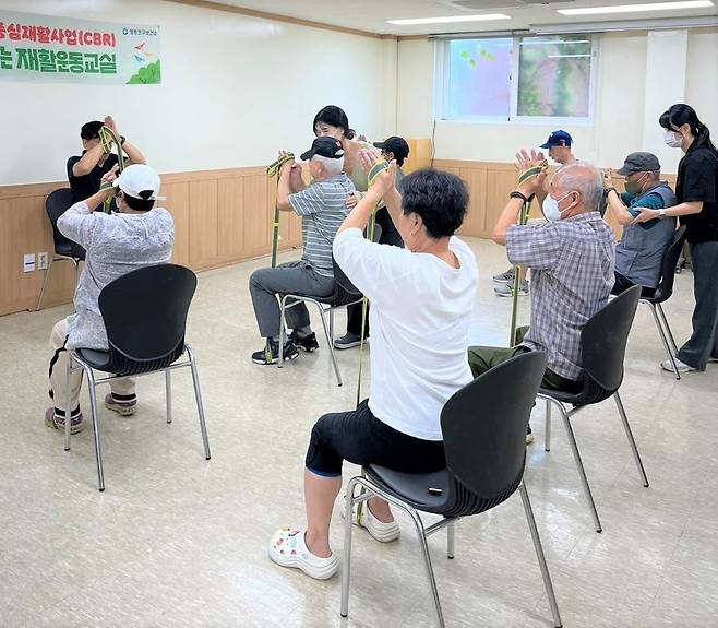 영등포구 뇌 병변·지체 장애인 대상 함께하는 재활운동교실에서 수업이 진행되고 있는 모습. [영등포구 제공]