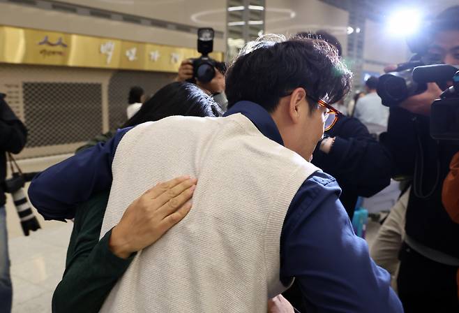 11일 오전 인천국제공항 2터미널 입국장에서 한 아버지가 이스라엘 텔아비브 공항에서 귀국하는 가족을 반기고 있다. [연합]