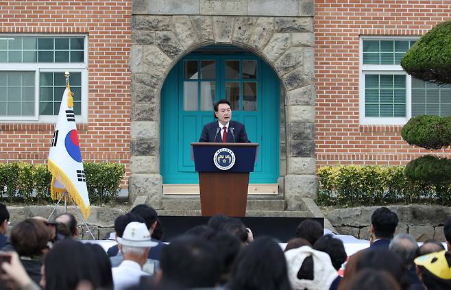 윤석열 대통령이 13일 전남 목포 공생원에서 열린 공생복지재단 설립 95주년 기념식에서 축사하고 있다. [연합]