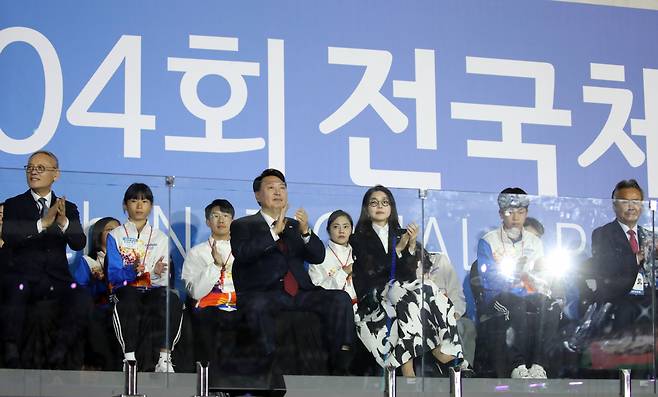 윤석열 대통령과 부인 김건희 여사가 13일 전남 목포종합경기장에서 열린 제104회 전국체육대회 개회식에서 박수치고 있다. [연합]