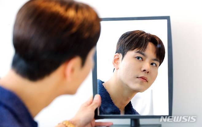 [서울=뉴시스] 최진석 기자 = 크리에이터 '최윅'이 18일 서울 동작구 라이킹스페이스에서 뉴시스와 인터뷰하며 포즈를 취하고 있다.  2023.09.XX. myjs@newsis.com