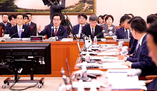 11일 국회 농림축산식품해양수산위원회 국정감사에 출석한 정황근 농림축산식품부 장관(앞줄 왼쪽 두번째)이 의원 질의에 답변하고 있다. 김병진 기자