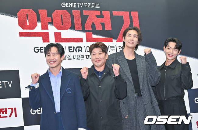 [OSEN=박준형 기자]김정민 감독과 배우 신하균과 김영광, 신재하가 포즈를 취하고 있다. 2023.10.13 / soul1014@osen.co.kr