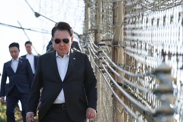 ▲윤석열 대통령이 추석 연휴 중인 10월 1일 경기도 연천군 육군 제25사단 상승전망대를 찾아 철책을 둘러보고 있다. ⓒ연합뉴스