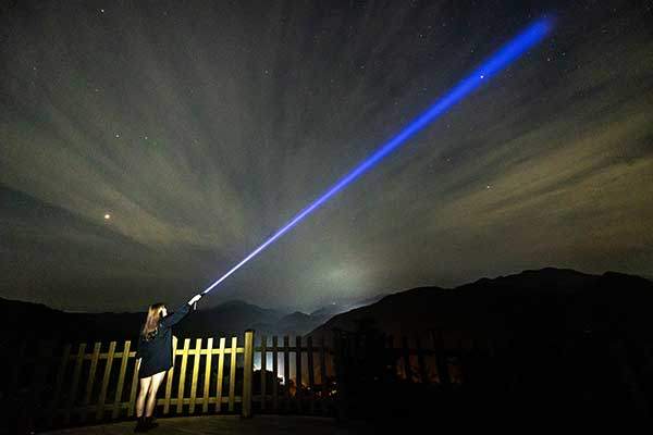 수라리재도 야경 명소다. 지금 이곳엔 자동차나 사람의 통행이 거의&nbsp;없다. 아래쪽으로 터널이 생긴 뒤부터다. 손전등을 들고 있는 사람은 영월&nbsp;군청 오희영 주무관이다.
