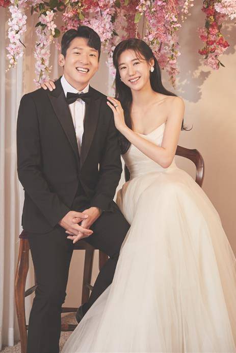 육상 국가대표 김국영(32·사진 왼쪽)과 멀리뛰기 국가대표 김규나(33·〃오른쪽)가 내달 11일 결혼식을 올린다. 사진=연합(김국영 제공)