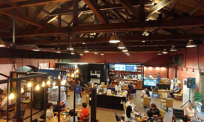 세관 창고로 썼던 건물을 개조한 ‘인문학창고 정담’. 기둥 없이 지붕의 목조 트러스가 하중을 받치고 있다.