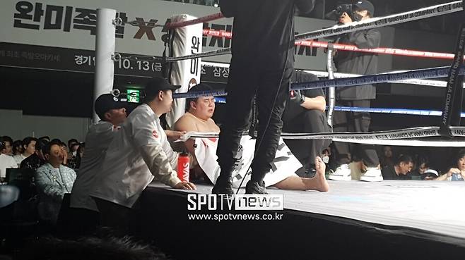 ▲ 엄태웅이 로블로를 맞고 쓰러져 고통에 신음하고 있다.