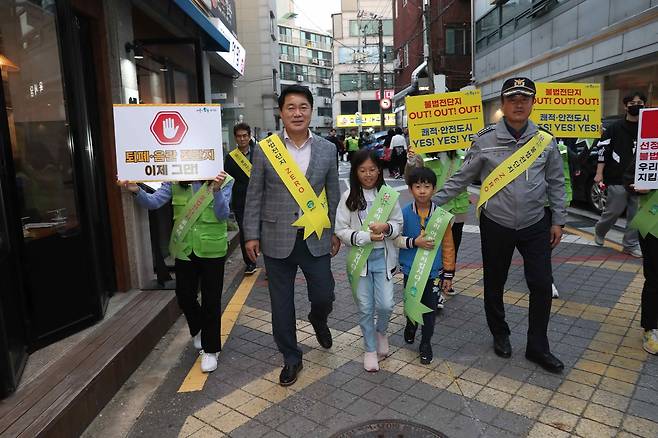 박준희 관악구청장이 불법 전단지 제로 특별 선언 캠페인을 진행하는 모습 [서울 관악구 제공. 재판매 및 DB 금지]