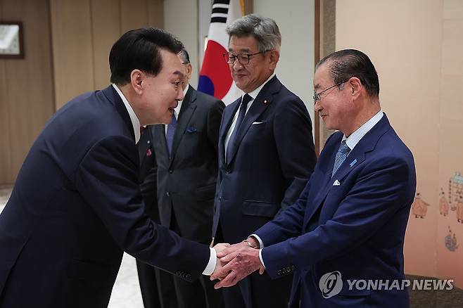 윤석열 대통령, 한일·일한친선협회 대표단 접견 (서울=연합뉴스) 임헌정 기자 = 윤석열 대통령이 13일 서울 용산 대통령실 청사에서 열린 한일·일한친선협회 대표단 접견에서 가와무라 다케오 일한친선협회중앙회 회장과 악수하고 있다. 2023.10.13 [대통령실 제공. 재판매 및 DB 금지] kane@yna.co.kr