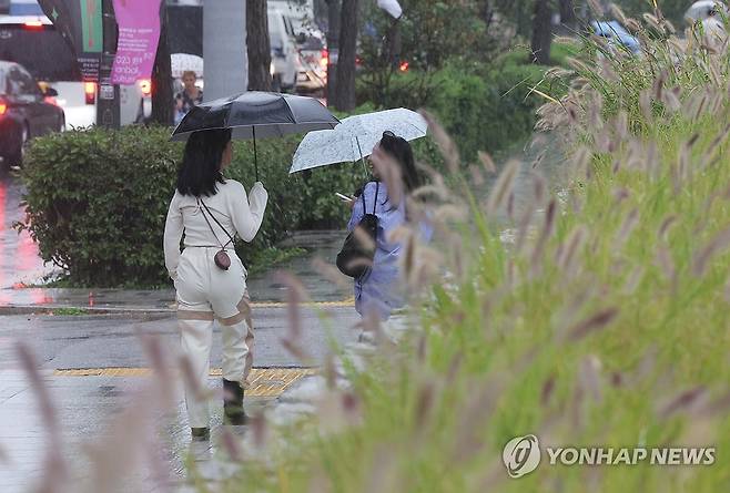 가을비 내리는 서울 (서울=연합뉴스) 김성민 기자 = 갑자기 소나기가 내린 4일 오후 서울 종로구 광화문광장 인근에서 시민들이 비를 피하고 있다. 2023.10.4 ksm7976@yna.co.kr