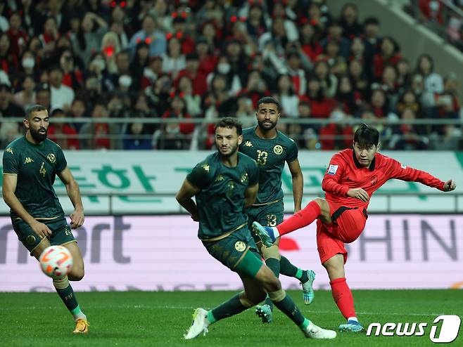 13일 오후 마포구 성산동 서울월드컵경기장에서 열린 하나은행 초청 축구 국가대표팀 평가전 대한민국과 튀니지의 경기에서 이강인이 두 번째 골을 터트리고 있다. 2023.10.13/뉴스1 ⓒ News1 박정호 기자