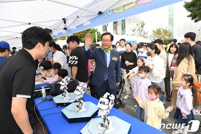 14일 제1회 완주·전북 상생협력 어린이 문화축제 ‘완전좋아’가 삼례문화예술촌에서 열리고 있다.(완주군제공)2023.10.14/뉴스1