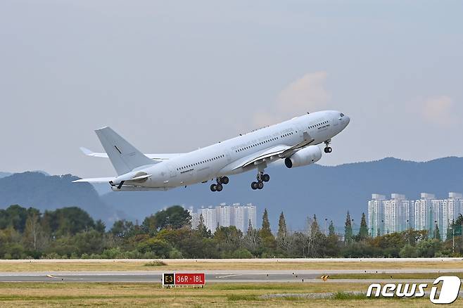 13일 경남 김해 공군 제5공중기동비행단에서 KC-330(시그너스) 군 수송기가 이스라엘 교민 수송 긴급 임무 작전을 위해 힘차게 이륙하고 있다.(국방부 제공) 2023.10.14/뉴스1 ⓒ News1 민경석 기자