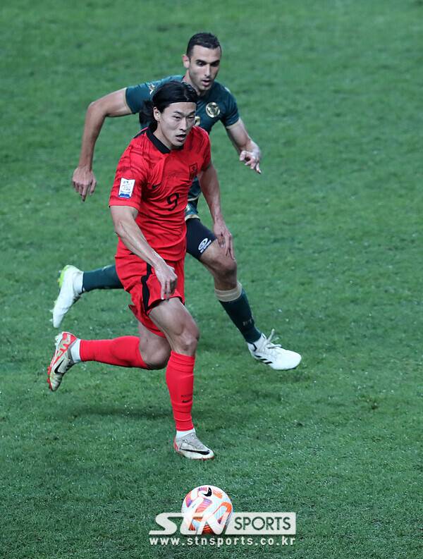 13일 오후 서울 마포구 서울월드컵경기장에서 열린 하나은행 초청 대한민국과 튀니지의 친선경기 전반전, 대한민국 조규성이 패스를 하고 있다. 사진┃뉴시스