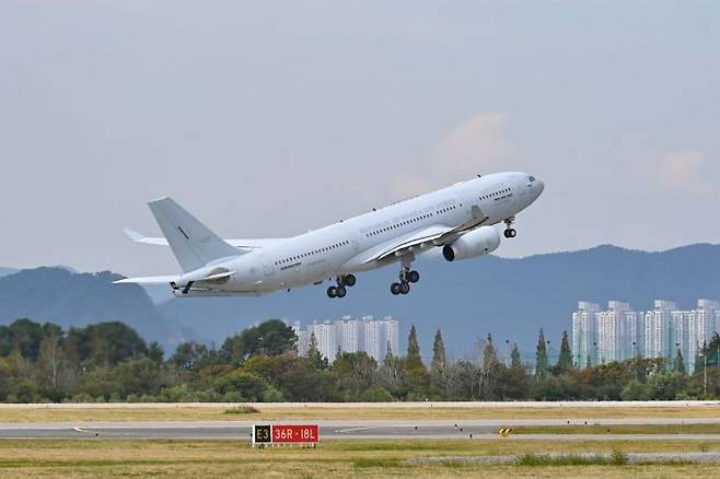 13일 KC-330 군 수송기가 공군 제5공중기동비행단에서 이스라엘 교민 수송 긴급임무 작전을 위해 이륙하고 있다.(사진제공=국방부) [이미지출처=연합뉴스]