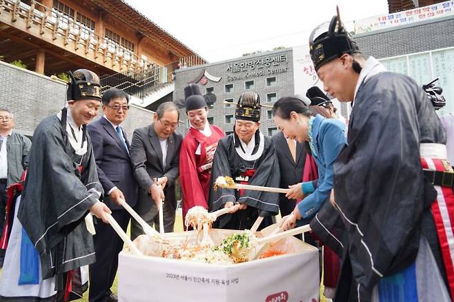 이필형 동대문구청장(왼쪽 다섯 번째)과 행사에 참석한 내빈들이 ‘한방산채비빔밥 나눔 행사’에서 비빔 퍼포먼스를 하고 있다.