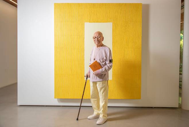 지난 6월 서울 연희동 기지재단에서 박서보 화백이 자신의 작품 앞에 서 있다. /이태경 기자