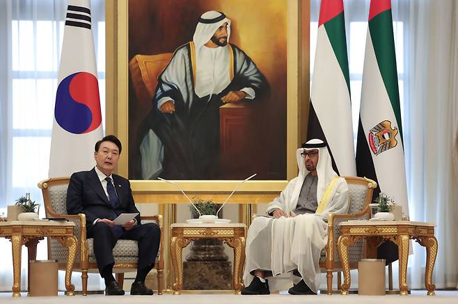 윤석열 대통령이 지난 1월 아랍에미리트(UAE) 아부다비 카사르 알 와탄에서 열린 모하메드 빈 자이드 알 나하얀 UAE 대통령과의 확대 회담에서 발언하는 모습 /대통령실 제공