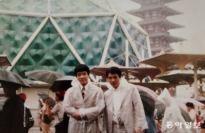 프로 권투 선수로 함께 데뷔했던 둘이 일본 원정 경기를 치르고 오사카 엑스포 박람회를 관람하면서 추억을 남겼다.  홍수환 씨(오른쪽)와 김택구 씨. 홍수환 제공