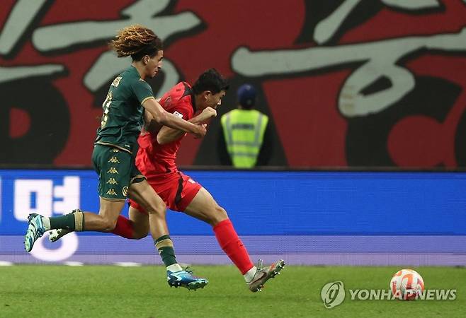 (서울=연합뉴스) 13일 서울 마포구 서울월드컵경기장에서 열린 축구대표팀 평가전 한국과 튀니지의 경기. 한국 김민재가 볼 경합을 하고 있다.