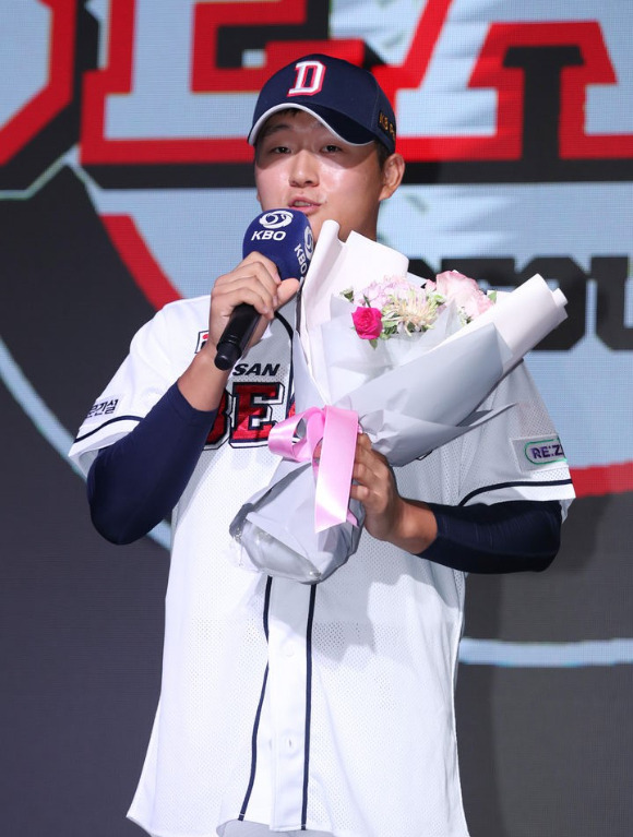 지난 9월 14일 서울 웨스틴조선호텔 그랜드볼룸에서 열린 '2024 KBO 신인 드래프트'에서 두산 베어스에 1라운드 2순위로 지명된 인천고 투수 김택연이 소감을 밝히고 있다. [사진=뉴시스]