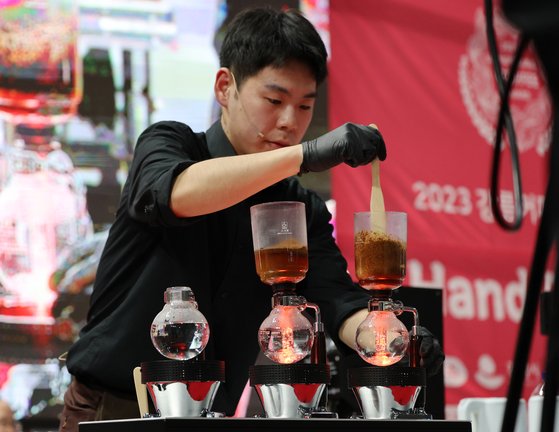 지난 12일 개막한 제15회 강릉커피축제의 하나로 열린 경연대회에서 한 참가자가 심혈을 기울여 커피를 만들고 있다. [연합뉴스]