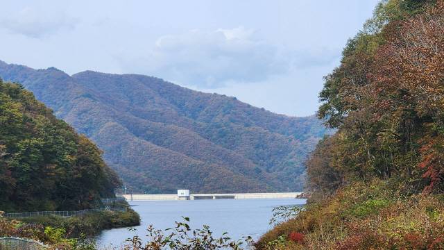 ▲ 13일 양구군 동면 비아리 산1번지 일원 비아댐이 ‘만수위’를 기록하고 있다. 댐 상류에서 바라본 댐 전경.
