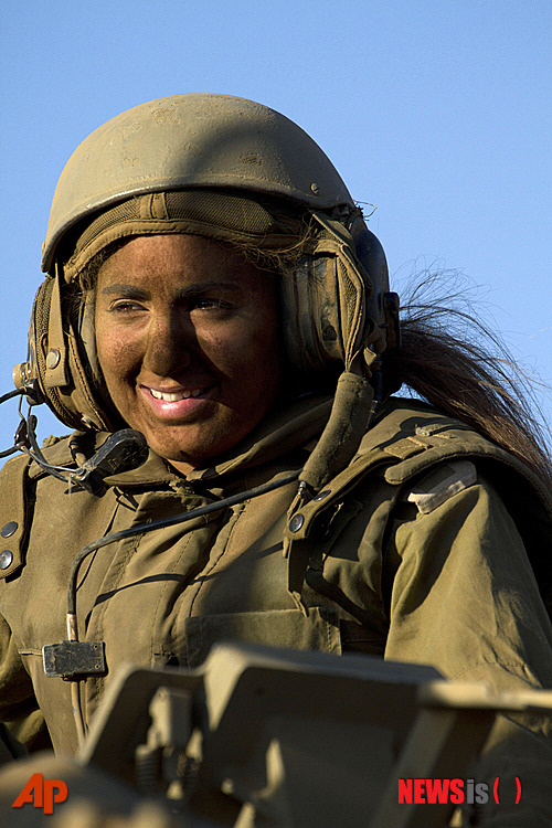 지난 2016년 12월 이스라엘 여군이 골란 고원에서 실시한 훈련 중 장갑 수송차에 앉아 있다. AP/뉴시스