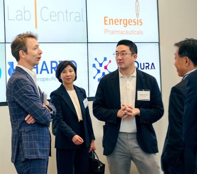 구광모(오른쪽 두번째) LG그룹 회장이 지난 8월 미국 보스턴 소재 바이오 스타트업 인큐베이터 ‘랩센트럴’에서 요하네스 프루에하우프(왼쪽) 랩센트럴 최고경영자(CEO)와 이야기를 나누고 있다. [LG그룹 제공]
