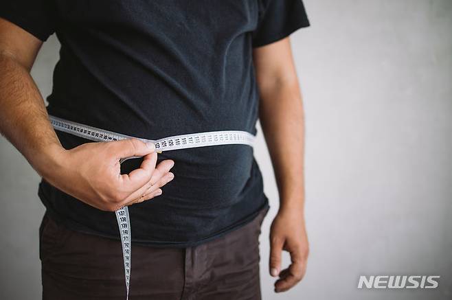 [서울=뉴시스]﻿﻿일반 비만인 성인의 당뇨병 위험이 복부 비만인 성인보다 40%가량 낮다는 연구 결과가 국내에서 나왔다. 복부 비만과 일반 비만이 함께 있는 성인의 경우 고혈압 발생 위험은 복부 비만 성인의 1.8배, 고혈압 유병률은 약 46%에 달했다. (사진= 게티이미지뱅크 제공) 2023.10.12. photo@newsis.com.