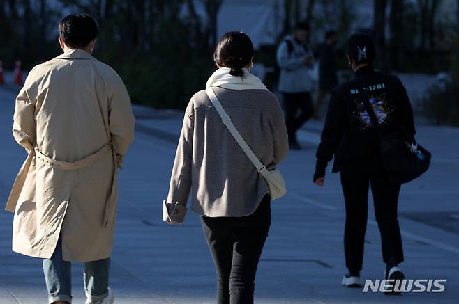 [서울=뉴시스] 여동준 기자 = 다음주(16~22일)는 아침·저녁으로 쌀쌀한 날씨가 이어지는 가운데 아침 기온이 2도까지 떨어져 일부 산지에는 영하로 떨어지는 곳도 있겠다. 2023.10.14. yeodj@newsis.com