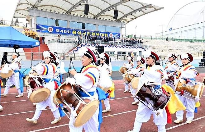 [음성=뉴시스] 강신욱 기자 = 14일 충북 음성종합운동장에서 열린 40회 음성군민체육대회 개막식에서 사물놀이팀이 흥겨운 가락을 선보이며 입장하고 있다. (사진=음성군 제공) 2023.10.14. photo@newsis.com *재판매 및 DB 금지