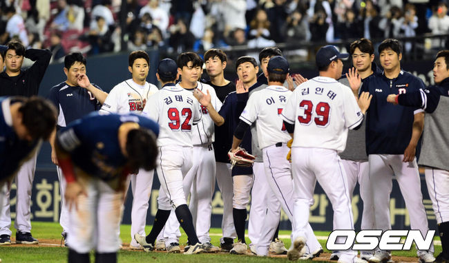 두산 선수단이 승리를 기뻐하고 있다. / OSEN DB