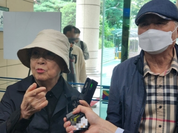 박수홍 어머니 지모씨(왼쪽), 아버지 박모씨가 기자들과 인터뷰하고 있다. 뉴스1